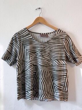 Chico's Olive Green White Abstract Striped Top Size 2 Cropped Hem